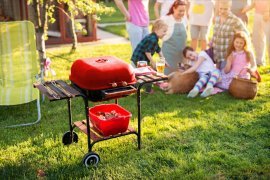 Chomik - Amerikanischer Holzkohlegrill mit seitlichen Ablagen und Rädern - BBQ0155