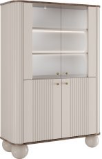 Vitrine Vesper – Kaschmir/Walnuss, auf runden Beinen, mit goldfarbenen Griffen